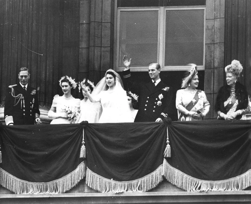 Vào ngày 20-11-1947, công chúa Elizabeth kết hôn với Hoàng thân Philip, một trung úy Hải quân Anh, vương tôn của Hy Lạp và Đan Mạch. Sau khi trở thành công dân Anh, ông từ bỏ tước hiệu ở Hy Lạp. Sau này là Vương tế Philip, Công tước xứ Edinburgh và vợ ông là Nữ công tước xứ Edinburgh. Ảnh: CNN