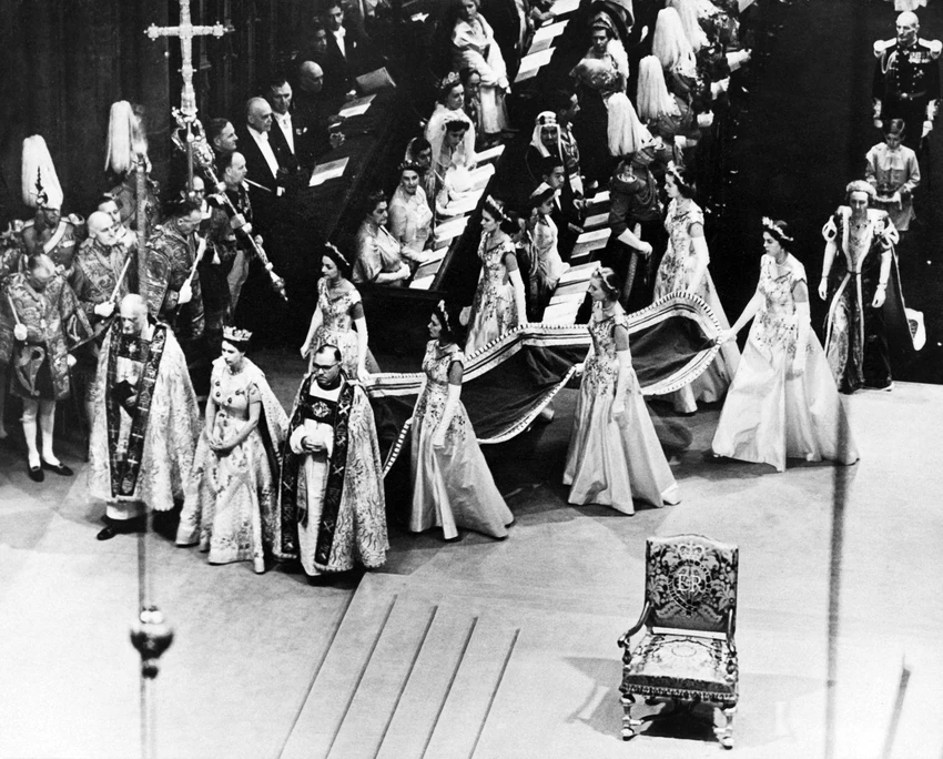 Công chúa Elizabeth lên ngôi vào tháng 2-1952, khi cha bà qua đời vì bệnh ung thư phổi ở tuổi 56. Lễ đăng quang của bà diễn ra vào ngày 2-6-1953. Ảnh: AFP