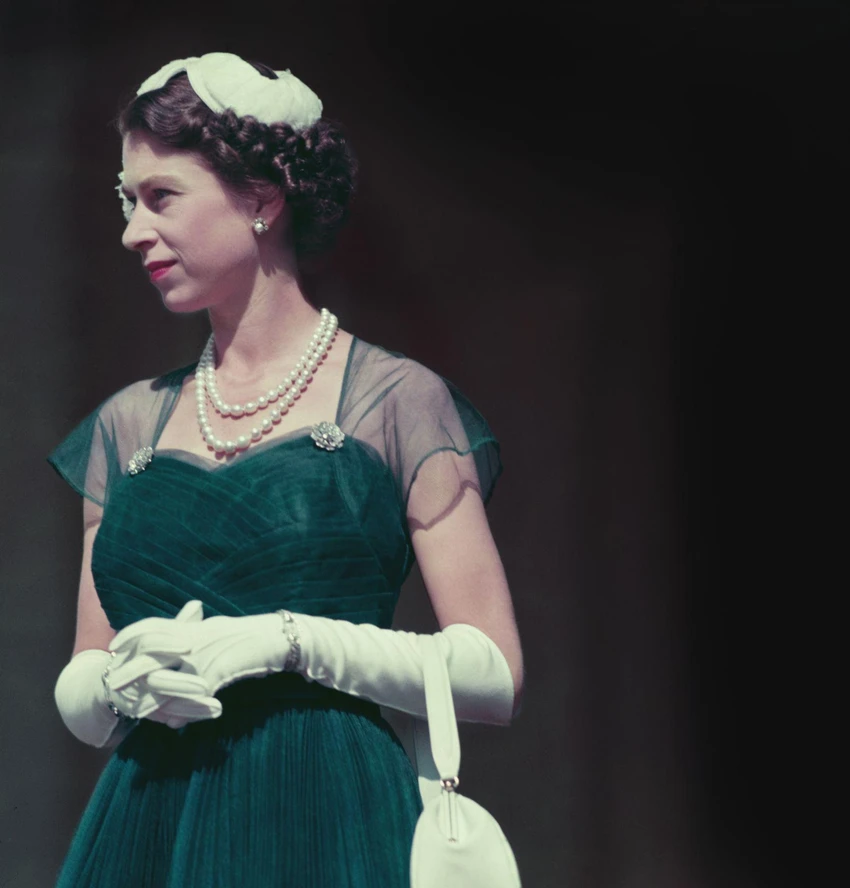 Nữ hoàng Elizabeth II được chụp ảnh trên ban công của Tòa nhà Chính phủ Melbourne trong chuyến công du Úc vào tháng 3-1954. Ảnh: CNN