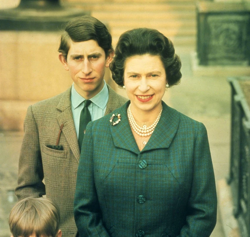 Nữ hoàng Elizabeth II với con trai lớn là Thái tử Charles vào năm 1969. Thái tử Charles là người kế vị ngai vàng. Ảnh: CNN