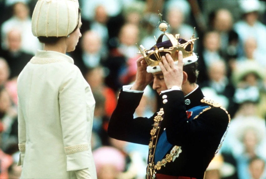 Nữ hoàng và Thái tử Charles trong lễ đăng quang trong Lễ tấn phong Hoàng tử xứ Wales cho Thái tử Charles vào năm 1969. Ảnh: CNN