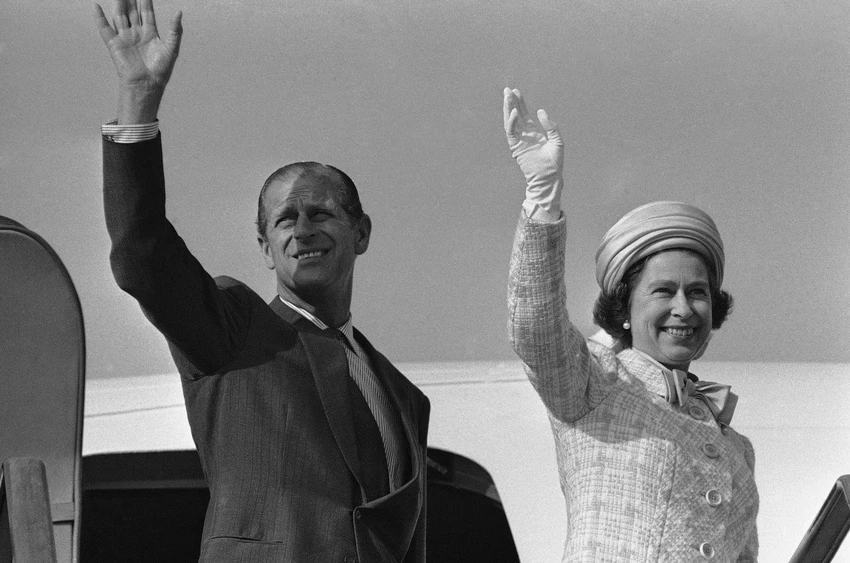 Nữ hoàng và Hoàng thân Philip vẫy tay trước khi máy bay cất cánh ở Tokyo vào tháng 5 năm 1975. Ảnh: AP