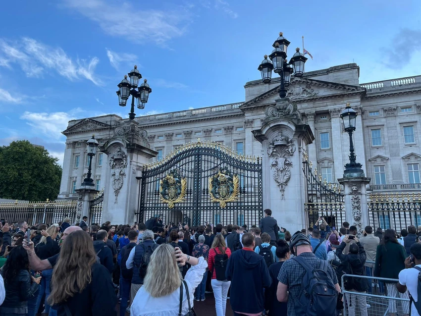 Người dân ở bên ngoài điện Buckingham khi nghe tin nữ hoàng qua đời. Ảnh: CNN Người dân ở bên ngoài điện Buckingham khi nghe tin nữ hoàng qua đời. Ảnh: CNN