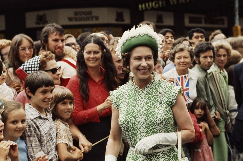 Nữ hoàng gặp gỡ đám đông trong chuyến công du của hoàng gia tới New Zealand vào năm 1977. Ảnh: CNN