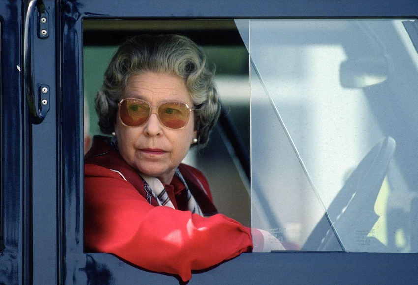 Nữ hoàng Elizabeth lái chiếc Land Rover của mình trong trong Triển lãm ngựa Royal Windsor vào tháng 5-1992. Ảnh: CNN