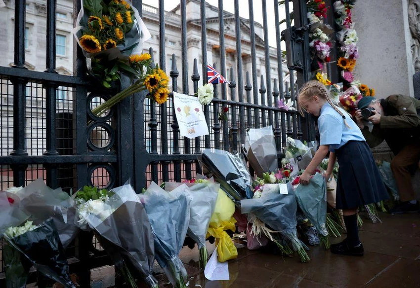 Người dân đặt hoa viếng nữ hoàng bên ngoài cung điện Buckingham. Ảnh: REUTERS Người dân đặt hoa viếng nữ hoàng bên ngoài cung điện Buckingham. Ảnh: REUTERS