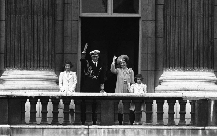Từ trái qua: Công chúa Elizabeth, Vua George VI, Nữ hoàng Elizabeth và Công chúa Margaret vẫy chào đám đông từ ban công của Cung điện Buckingham vào ngày 22-6-1939. Ảnh: AP
