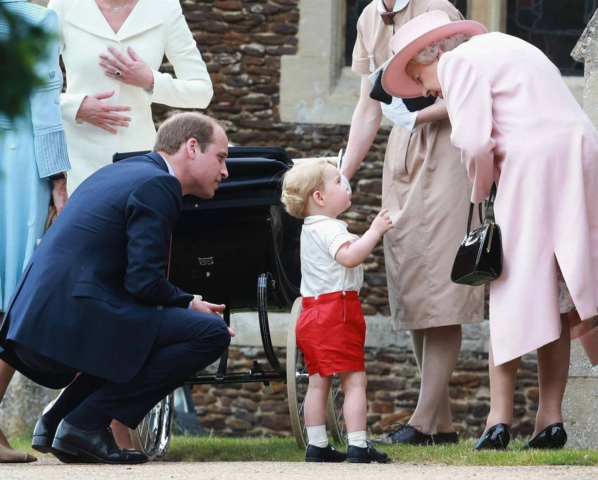 Nữ hoàng Elizabeth trò chuyện với cháu cố của mình là Hoàng tử George, bên ngoài một nhà thờ nơi chị gái của Hoàng tử George là Công chúa Charlotte đang làm lễ rửa tội vào tháng 7-2015. George và Charlotte là con của Hoàng tử William. Ảnh: CNN