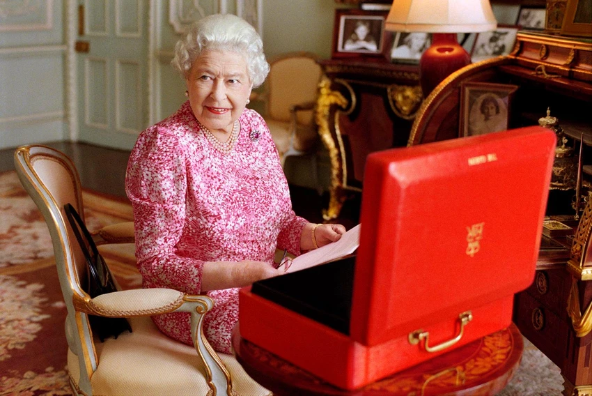 Nữ hoàng ngồi tại bàn làm việc của mình trong phòng tiếp khách riêng tại Cung điện Buckingham vào tháng 7-2015. Ảnh: CNN