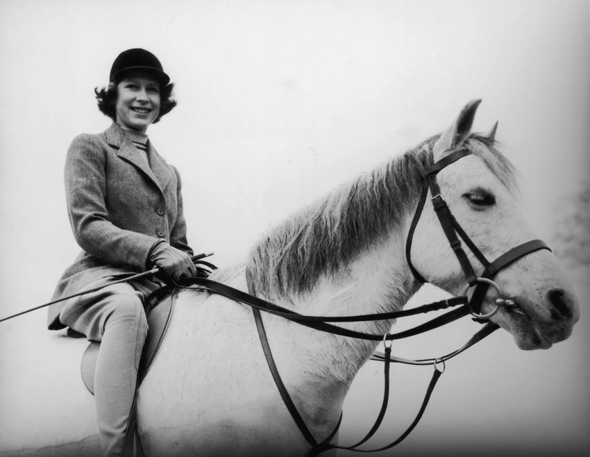 Công chúa Elizabeth cưỡi ngựa ở Lâu đài Windsor, thuộc thị trấn Windsor (Anh) vào năm 1940. Công chúa là một người rất yêu cưỡi ngựa. Ảnh CNN