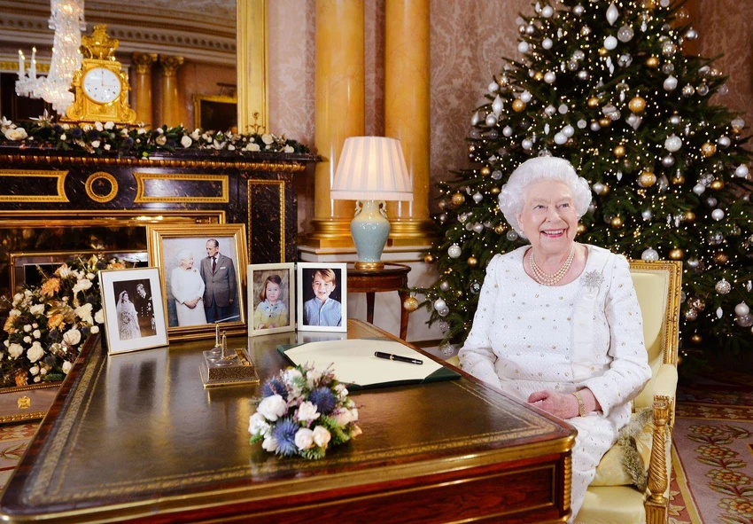 Nữ hoàng ngồi tại bàn làm việc trong Cung điện Buckingham sau khi quay xong chương trình phát sóng Ngày Giáng sinh năm 2017. Ảnh: CNN