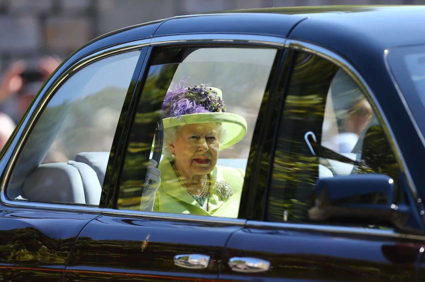 Nữ hoàng tới dự đám cưới của cháu trai Hoàng tử Harry và Meghan Markle vào tháng 5-2018. Ảnh: CNN