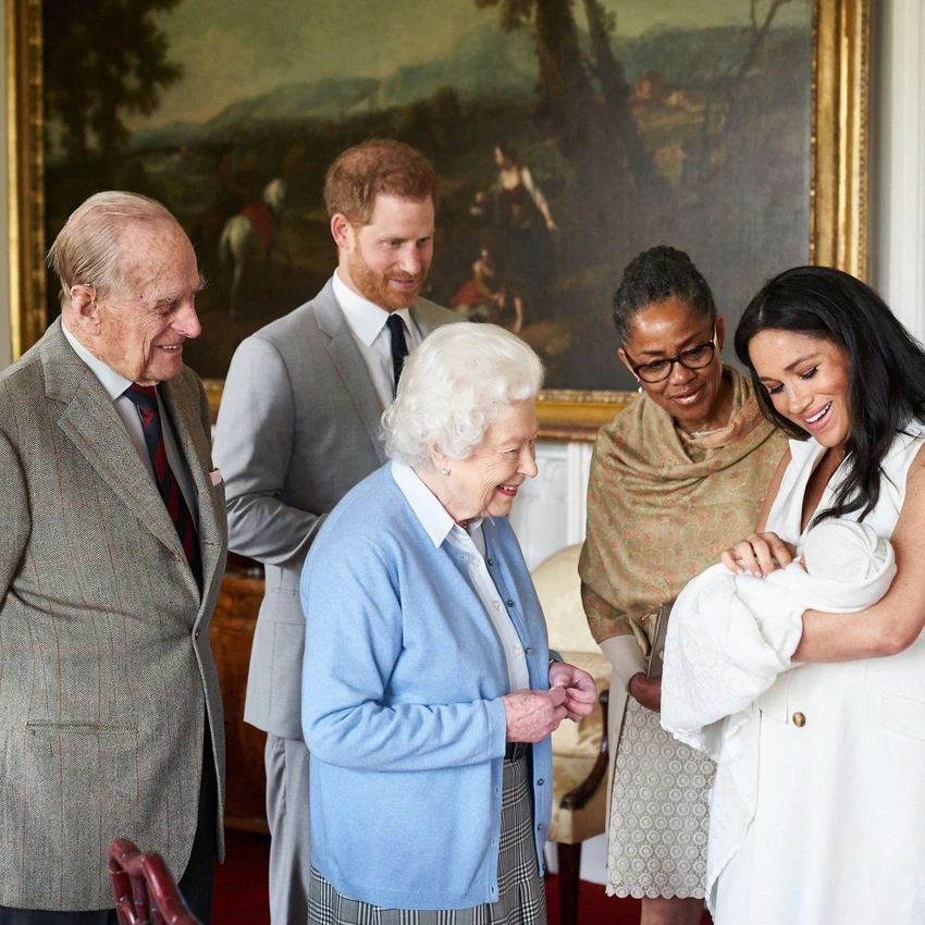Nữ hoàng chào đón chắt mới của mình là cậu bé Archie, con đầu lòng của Hoàng tử Harry và Meghan vào tháng 5 năm 2019. Ảnh: CNN