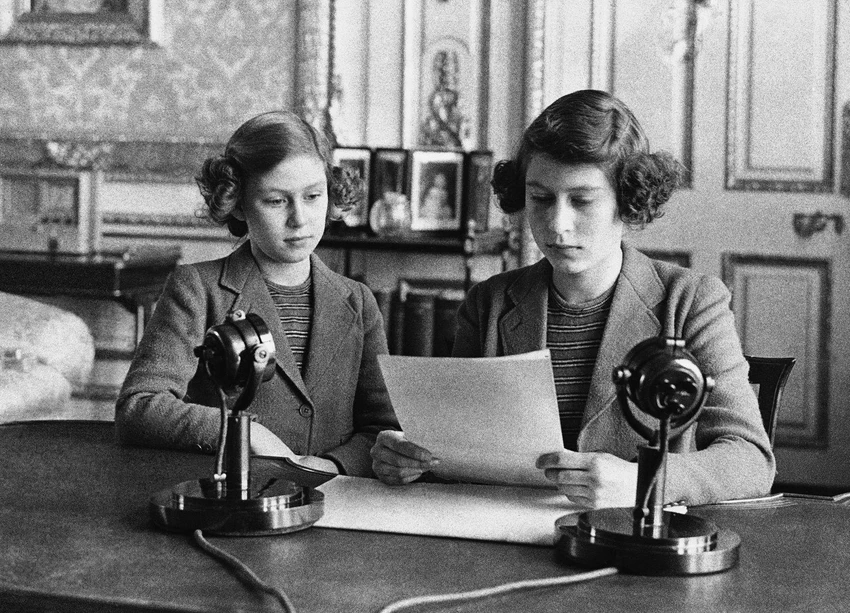 Công chúa Elizabeth, 14 tuổi, ngồi cạnh chị gái trong buổi phát thanh vào ngày 13-10-1940. Trong buổi phát thanh, công chúa nói rằng trẻ em nước Anh rất vui vẻ và can đảm. Ảnh: AP