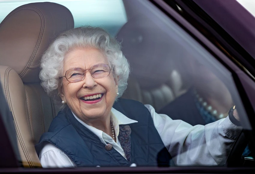 Nữ hoàng lái chiếc Range Rover của mình trong Triển lãm ngựa Royal Windsor vào tháng 7 năm 2021.