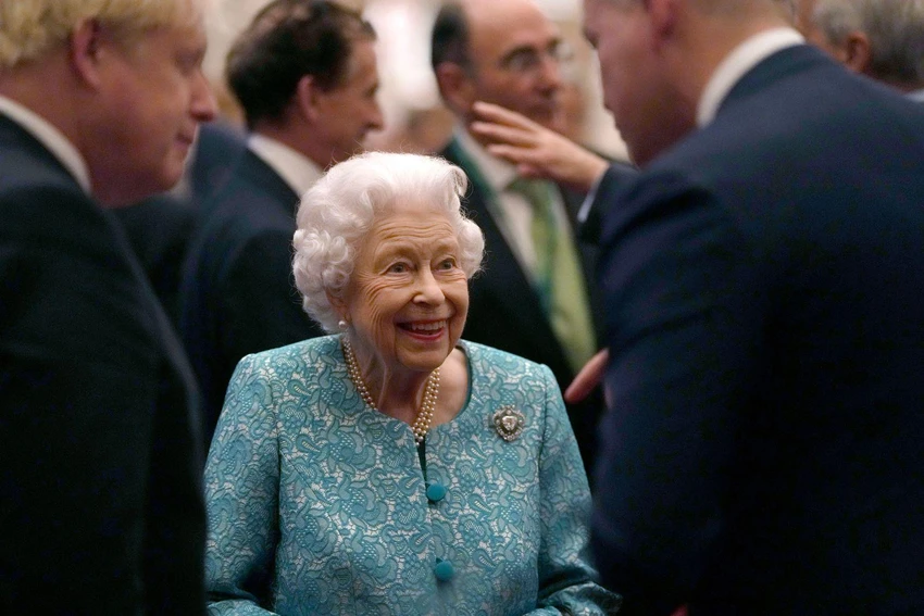 Nữ hoàng và Thủ tướng Anh Boris Johnson trong tiệc chiêu đãi ở lâu đài Windsor dành cho các nhà lãnh đạo đầu tư và kinh doanh quốc tế vào tháng 10-2021. Ảnh: CNN