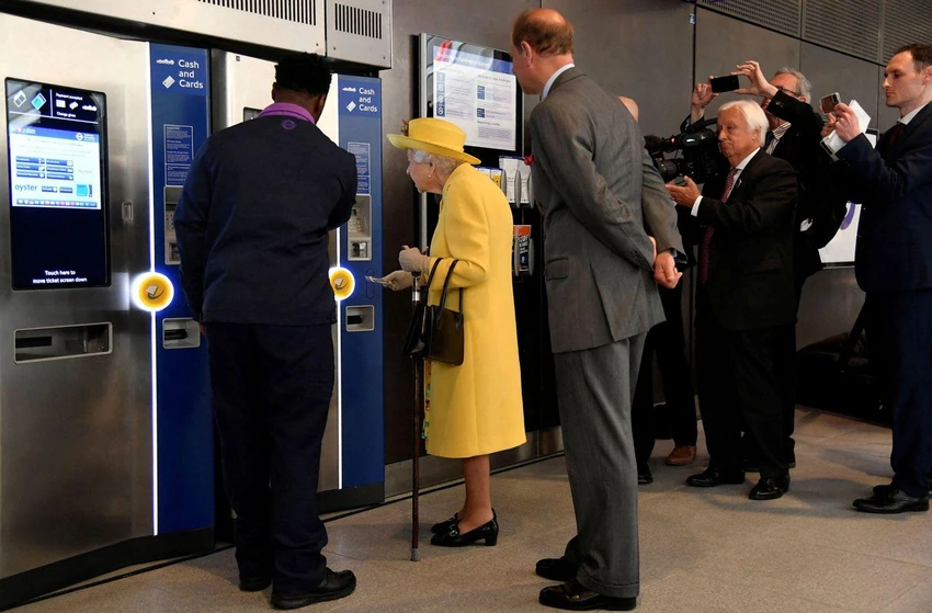 Nữ hoàng mua vé tàu khi tham dự lễ khai trương tuyến Elizabeth tại nhà ga Paddington ở phía tây London vào tháng 5-2022. Lúc này, bà đã bị các vấn đề về di chuyển, phải hủy một số lần xuất hiện. Ảnh: CNN