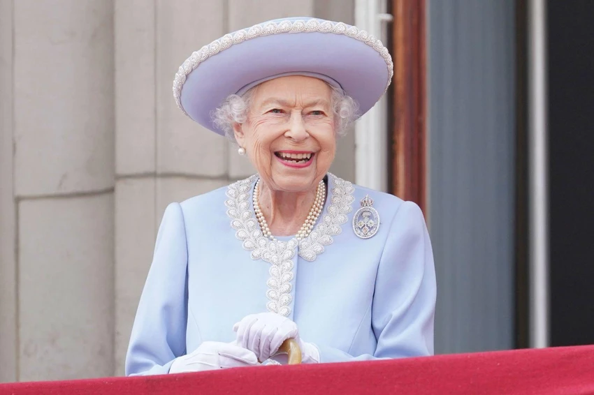 Nữ hoàng theo dõi cuộc diễu hành Trooping the Colour ở London trong Đại lễ Bạch kim của bà vào tháng 6-2022. Ảnh: CNN