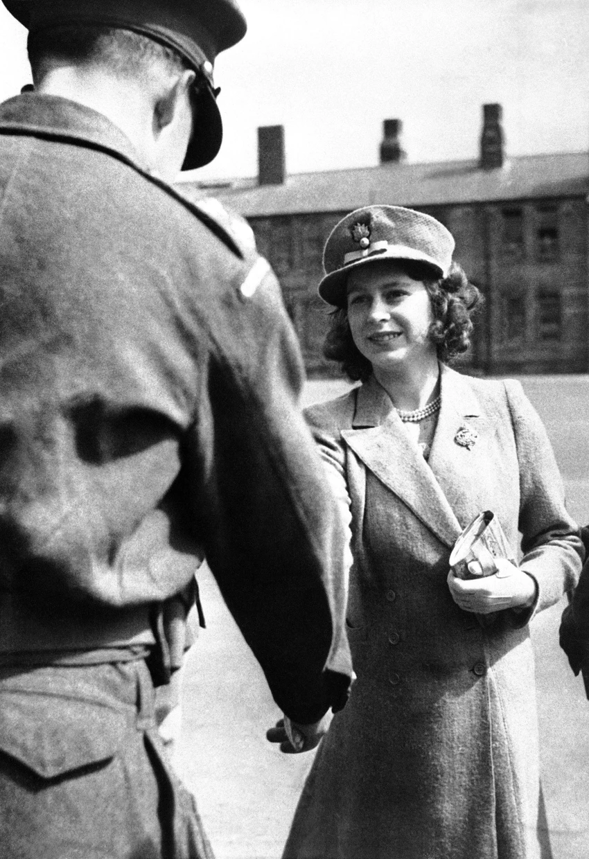 Công chúa Elizabeth bắt tay một sĩ quan của Đội cận vệ Grenadier vào ngày 29-5-1942. Vua George VI phong Elizabeth làm đại tá danh dự trong trung đoàn quân đội Hoàng gia. Ảnh: AP