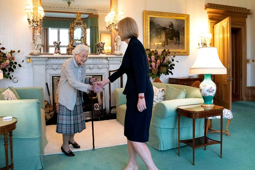 Nữ hoàng chào đón Tân thủ tướng Liz Truss tại Lâu đài Balmoral ở Scotland tháng 9-2022. Ảnh: AP