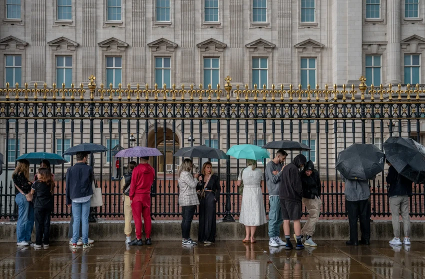 Người dân đội mưa đứng bên ngoài Điện Buckingham sau khi nghe tin Nữ hoàng Elizabeth II qua đời. Ảnh: THE NEW YORK TIMES Người dân đội mưa đứng bên ngoài Điện Buckingham sau khi nghe tin Nữ hoàng Elizabeth II qua đời. Ảnh: THE NEW YORK TIMES
