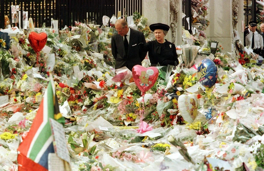Nữ hoàng và Hoàng thân Philip ngắm nhìn những bông hoa tưởng nhớ Công nương Diana tại Cung điện Buckingham, sau khi Công nương qua đời năm 1997. Ảnh: AP