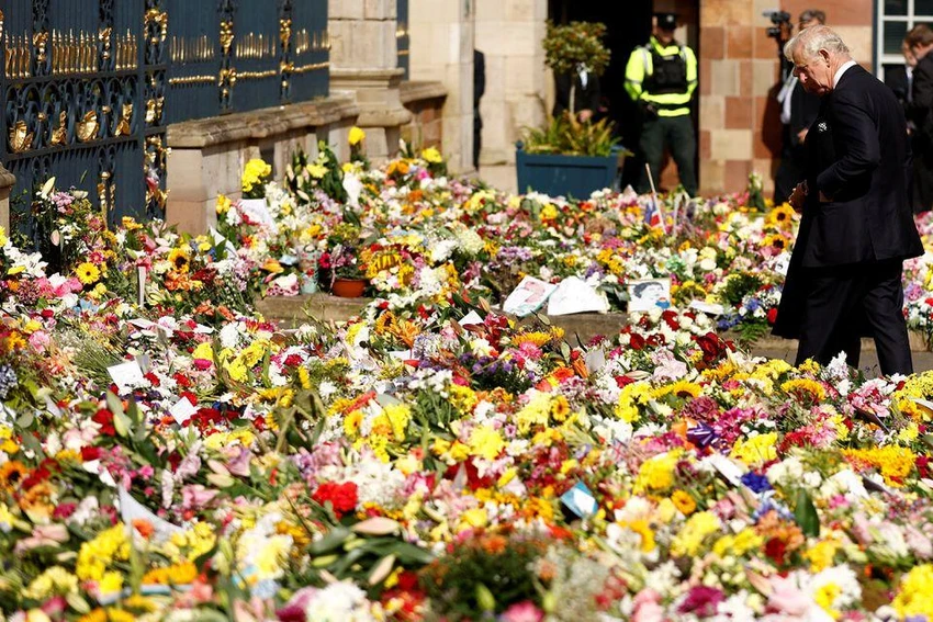 Vua Charles bên hoa tưởng niệm cố nữ hoàng tại lâu đài Hillsborough ngày 13-9. Ảnh: REUTERS Vua Charles bên hoa tưởng niệm cố nữ hoàng tại lâu đài Hillsborough ngày 13-9. Ảnh: REUTERS