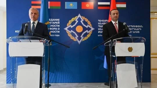 Tổng thư ký CSTO Stanislav Zas (trái) và Thư ký Hội đồng An ninh Armenia - ông Armen Grigoryan tham dự họp báo ở thủ đô Yerevan, Armenia vào ngày 13-9. Ảnh: SPUTNIK Tổng thư ký CSTO Stanislav Zas (trái) và Thư ký Hội đồng An ninh Armenia - ông Armen Grigoryan tham dự họp báo ở thủ đô Yerevan, Armenia vào ngày 13-9. Ảnh: SPUTNIK