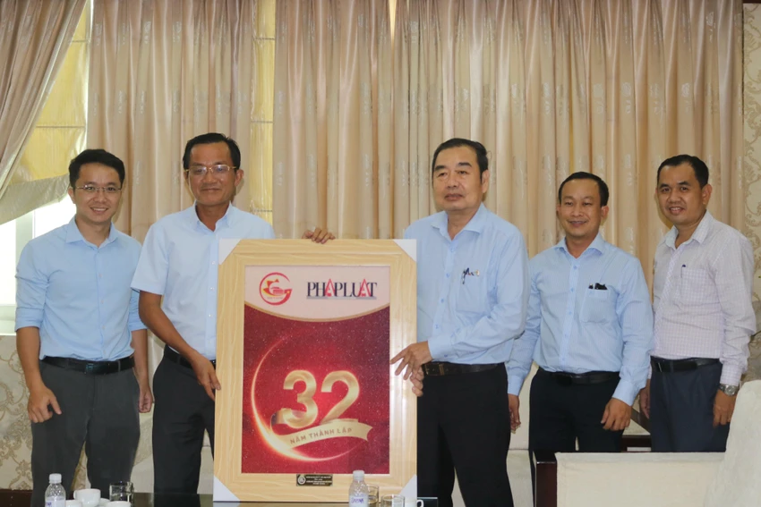Đoàn công tác của Trường ĐH Kinh tế - Luật tặng quà lưu niệm cho báo Pháp Luật TP.HCM nhân kỷ niệm 32 năm ngày thành lập báo. Đoàn công tác của Trường ĐH Kinh tế - Luật tặng quà lưu niệm cho báo Pháp Luật TP.HCM nhân kỷ niệm 32 năm ngày thành lập báo.