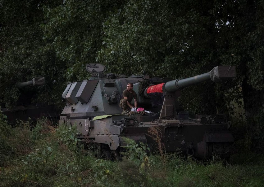 Lính Ukraine ngồi trên pháo tự hành Krab vào ngày 13-9. Ảnh: REUTERS Lính Ukraine ngồi trên pháo tự hành Krab vào ngày 13-9. Ảnh: REUTERS