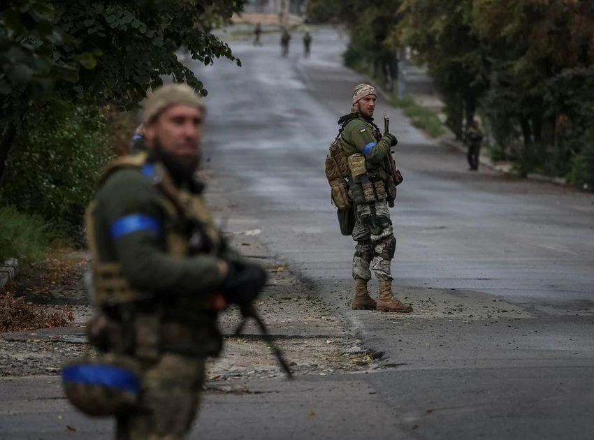 Lính Ukraine tuần tra ở một vùng tái kiểm soát ở Kharkiv. Ảnh: REUTERS