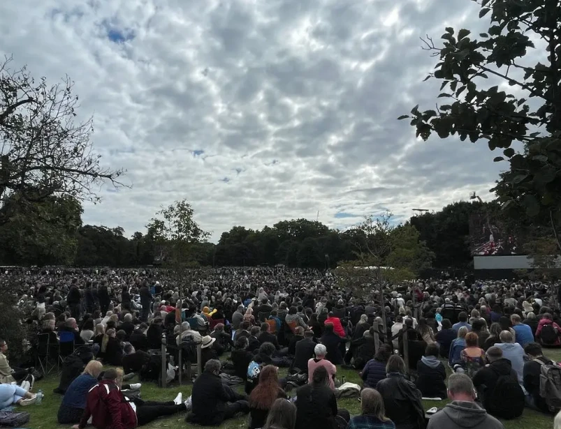 Hàng chục ngàn người tập trung ở công viên Hyde Park để theo dõi lễ tang Nữ hoàng. Ảnh: THE NEW YOK TIMES Hàng chục ngàn người tập trung ở công viên Hyde Park để theo dõi lễ tang Nữ hoàng. Ảnh: THE NEW YOK TIMES