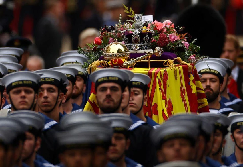 Linh cữu Nữ hoàng bên ngoài Tu viện Westminster. Ảnh: REUTERS Linh cữu Nữ hoàng bên ngoài Tu viện Westminster. Ảnh: REUTERS