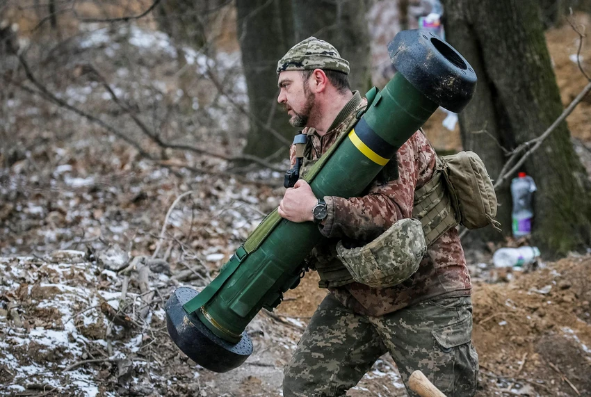 Lính Ukraine vác tên lửa chống tăng Javelin ở miền bắc tỉnh Kiev hồi tháng 3. Ảnh: REUTERS Lính Ukraine vác tên lửa chống tăng Javelin ở miền bắc tỉnh Kiev hồi tháng 3. Ảnh: REUTERS