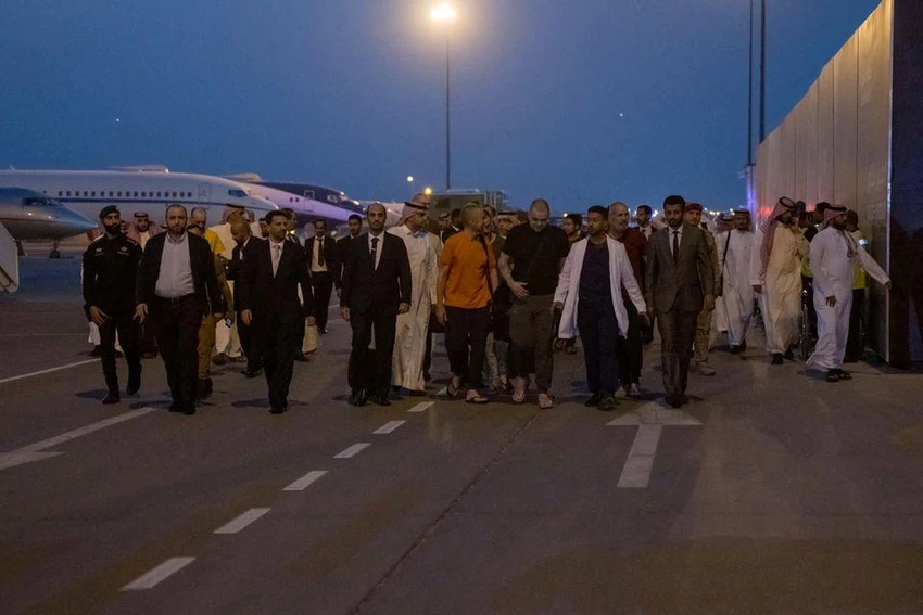Những tù nhân người nước ngoài do Nga trao trả được đưa về Saudi Arabia để hồi hương. Ảnh: REUTERS