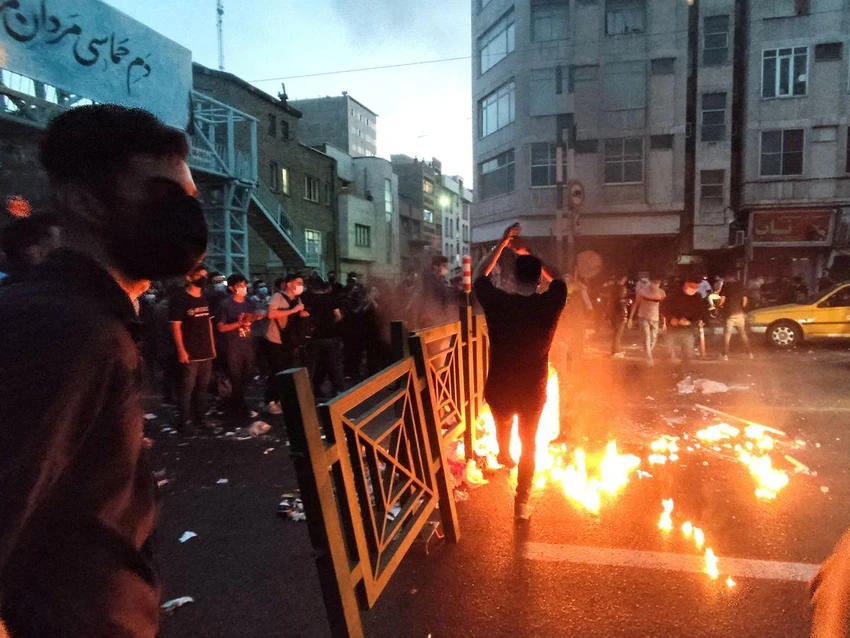 Người biểu tình ở thủ đô Tehran ngày 21-9 vì bất bình với cái chết của cô Mahsa Amini sau khi bị cảnh sát bắt giam. Ảnh: REUTERS Người biểu tình ở thủ đô Tehran ngày 21-9 vì bất bình với cái chết của cô Mahsa Amini sau khi bị cảnh sát bắt giam. Ảnh: REUTERS
