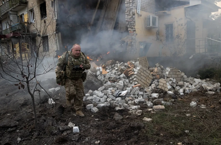 Một ngôi nhà bị phá hủy do pháo kích ở TP Bakhmut, tỉnh Donetsk vào giữa tháng 9. Ảnh: THE NEW YORK TIMES Một ngôi nhà bị phá hủy do pháo kích ở TP Bakhmut, tỉnh Donetsk vào giữa tháng 9. Ảnh: THE NEW YORK TIMES