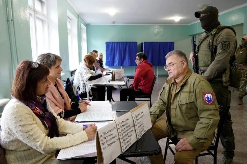 Lãnh đạo thân Nga của TP Mariupol, tỉnh Donetsk đi bầu cử hôm 27-9. Ảnh: AFP Lãnh đạo thân Nga của TP Mariupol, tỉnh Donetsk đi bầu cử hôm 27-9. Ảnh: AFP