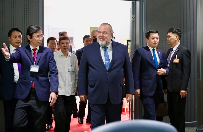 Trong buổi chiều cùng ngày, đoàn đại biểu Cuba đã có chuyến thăm và làm việc tại Khu công nghệ cao TP.HCM. Trong buổi chiều cùng ngày, đoàn đại biểu Cuba đã có chuyến thăm và làm việc tại Khu công nghệ cao TP.HCM.