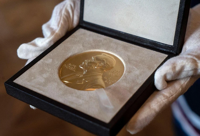 Huy chương Giải Nobel. Ảnh: CNN Huy chương Giải Nobel. Ảnh: CNN