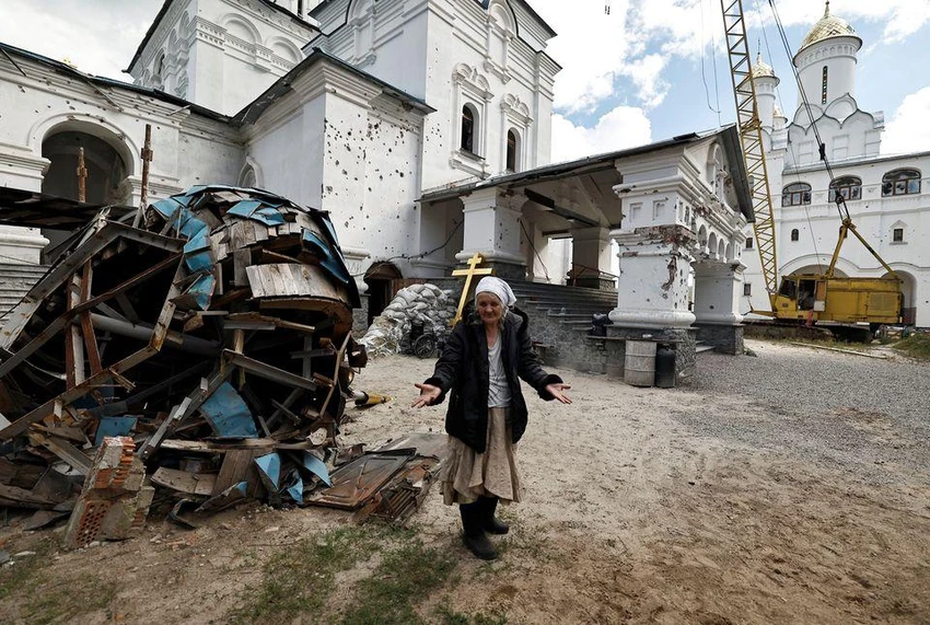 Một nhà thờ bị hư hại do giao tranh Nga - Ukraine ở TP Svyatohirsk, tỉnh Donetsk. Ảnh: REUTERS Một nhà thờ bị hư hại do giao tranh Nga - Ukraine ở TP Svyatohirsk, tỉnh Donetsk. Ảnh: REUTERS