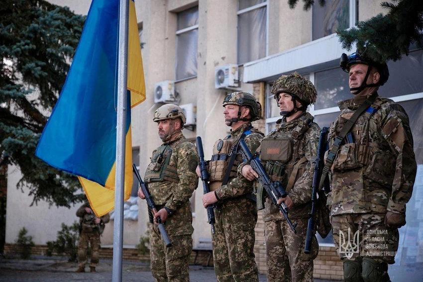 Lính Ukraine dự lễ thượng cờ ở TP Lyman, tỉnh Donetsk ngày 4-10. Ảnh: REUTERS Lính Ukraine dự lễ thượng cờ ở TP Lyman, tỉnh Donetsk ngày 4-10. Ảnh: REUTERS