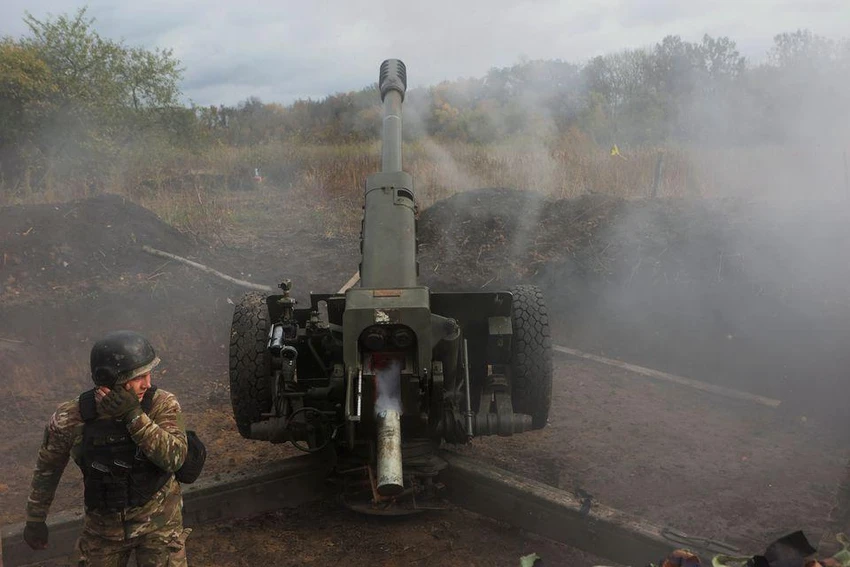 Lính Ukraine dùng pháo D-30 ở tỉnh Kharkiv vào ngày 5-10. Ảnh: REUTERS Lính Ukraine dùng pháo D-30 ở tỉnh Kharkiv vào ngày 5-10. Ảnh: REUTERS