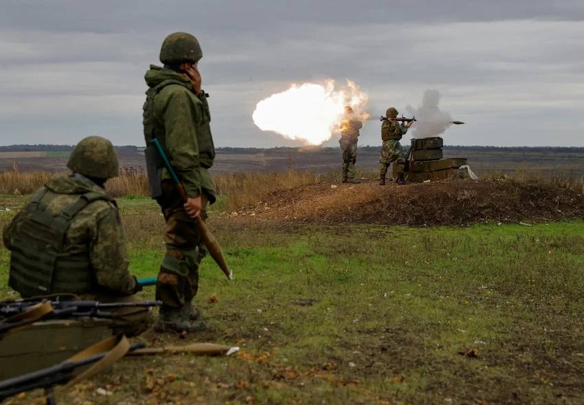 Lính Nga được huy động theo lệnh tổng động viên huấn luyện súng phóng lựu ở tỉnh Donetsk trong tuần này. Ảnh: REUTERS Lính Nga được huy động theo lệnh tổng động viên huấn luyện súng phóng lựu ở tỉnh Donetsk trong tuần này. Ảnh: REUTERS