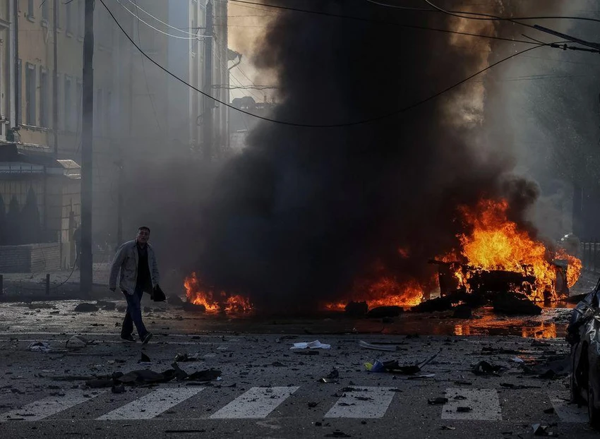 Lửa cháy ở trung tâm Kiev sau khi bị Nga pháo kích ngày 10-10. Ảnh: REUTERS