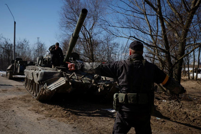 Lính Ukraine lái xe tăng Nga bị bỏ lại trong cuộc chiến vào hồi tháng 3 ở tỉnh Kiev. Ảnh: REUTERS Lính Ukraine lái xe tăng Nga bị bỏ lại trong cuộc chiến vào hồi tháng 3 ở tỉnh Kiev. Ảnh: REUTERS