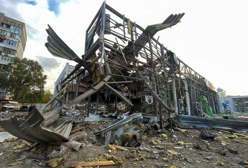 Tòa nhà ở tỉnh Zaporizhia bị Nga pháo kích ngày 11-10. Ảnh: REUTERS Tòa nhà ở tỉnh Zaporizhia bị Nga pháo kích ngày 11-10. Ảnh: REUTERS
