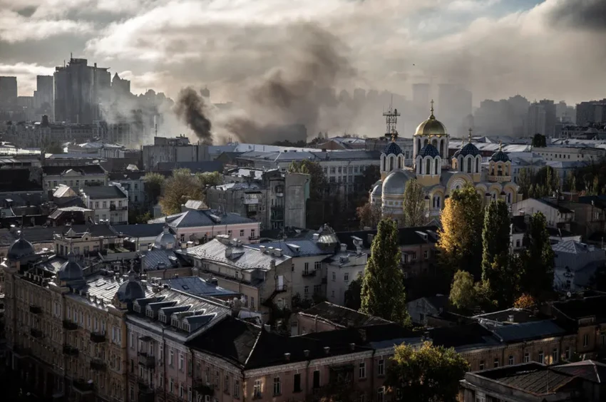 Một góc thủ đô Kiev bị pháo kích ngày 10-10. Ảnh: THE NEW YORK TIMES