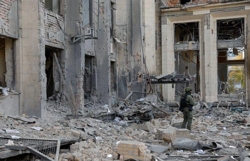 Một trụ sở hành chính ở tỉnh Donetsk bị hư hại do giao tranh hôm 16-10. Ảnh: REUTERS Một trụ sở hành chính ở tỉnh Donetsk bị hư hại do giao tranh hôm 16-10. Ảnh: REUTERS