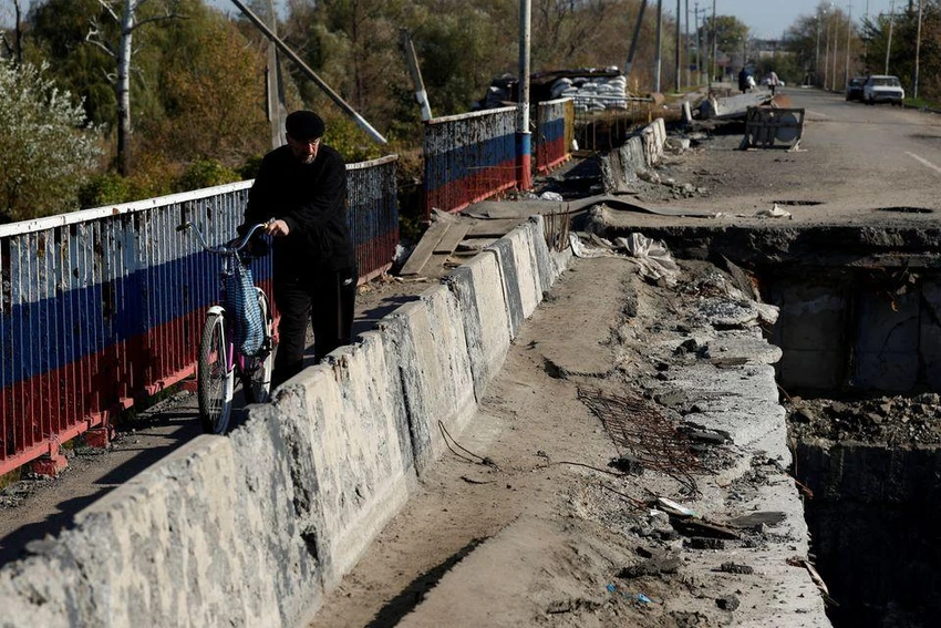 Người đàn ông đi qua khu vực bị tàn phá do giao tranh ở TP Kupiansk, tỉnh Kharkiv hôm 18-10. Ảnh: REUTERS Người đàn ông đi qua khu vực bị tàn phá do giao tranh ở TP Kupiansk, tỉnh Kharkiv hôm 18-10. Ảnh: REUTERS